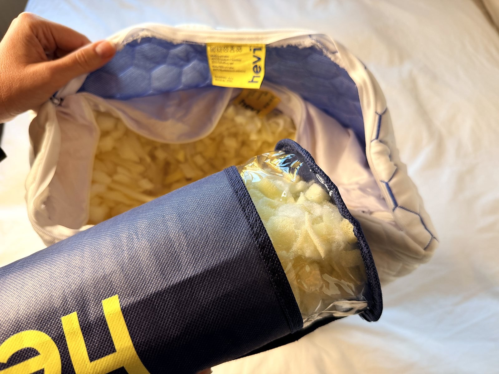 Dopĺňanie pamäťovej peny z tašky späť do vankúša Hevi Pillow