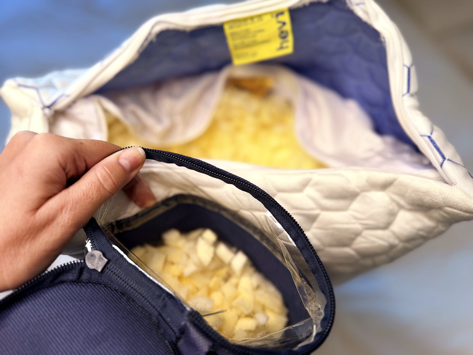 Uberanie drvenej pamäťovej peny z vankúša Hevi Pillow do priloženej tašky