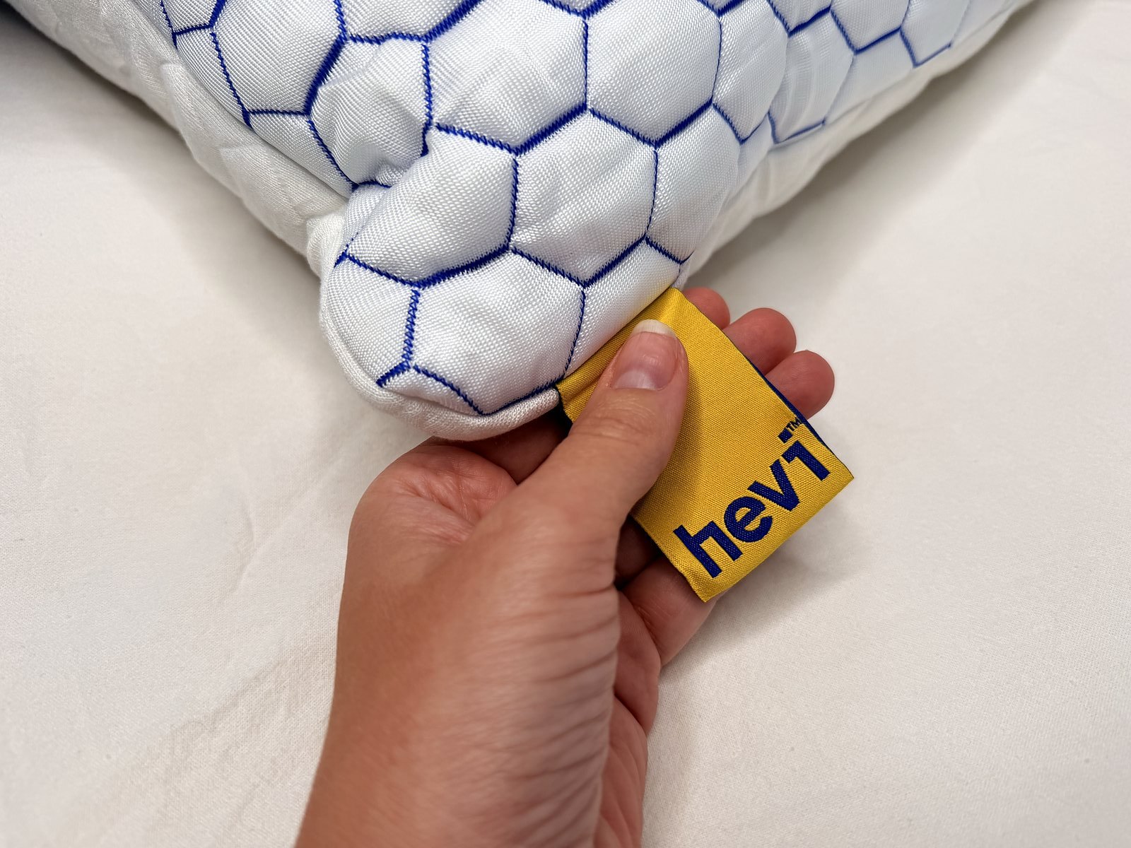 Roh vankúša Hevi Pillow so žltým pútkom hevi