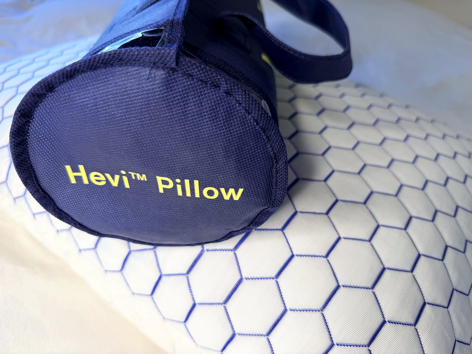 Prenosná taška Hevi Pillow položená na vankúši