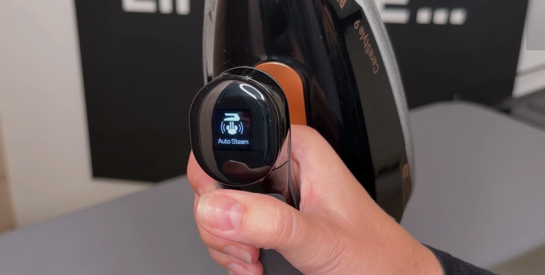 Parný generátor Braun CareStyle 9 IS9090BK, displej