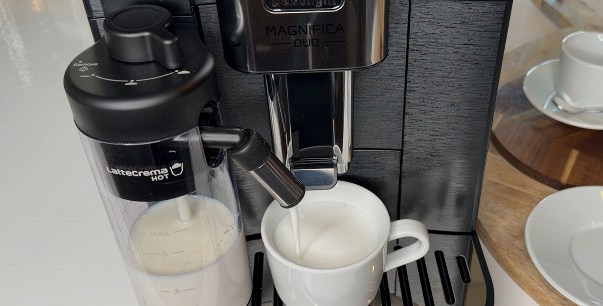 Test a recenzia automatického kávovaru DeLonghi - karafa